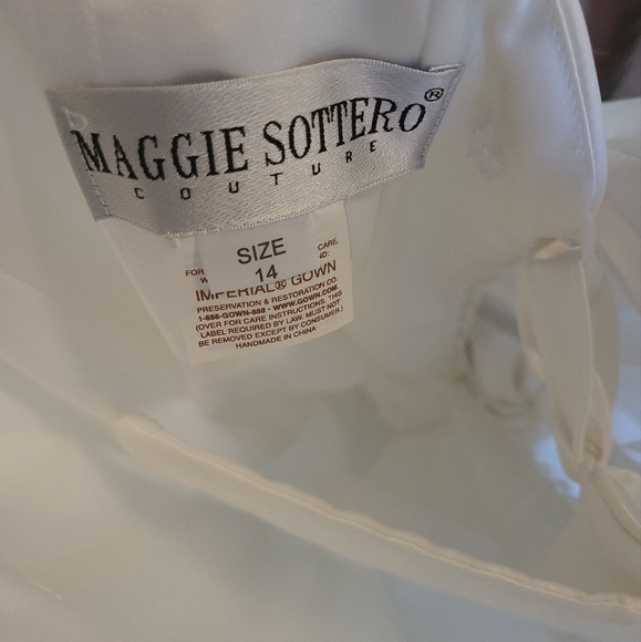 Brand new wedding dress - Picture 4 of 6